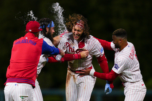 Schwarber delivers as Phillies rally again to beat Giants 6-5 in 10 innings for doubleheader sweep