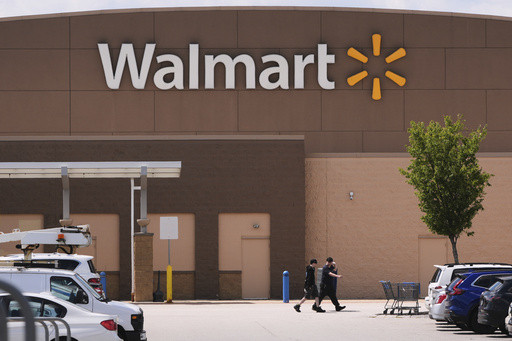 Tariffs aren’t keeping Walmart from attracting shoppers and outpacing Target