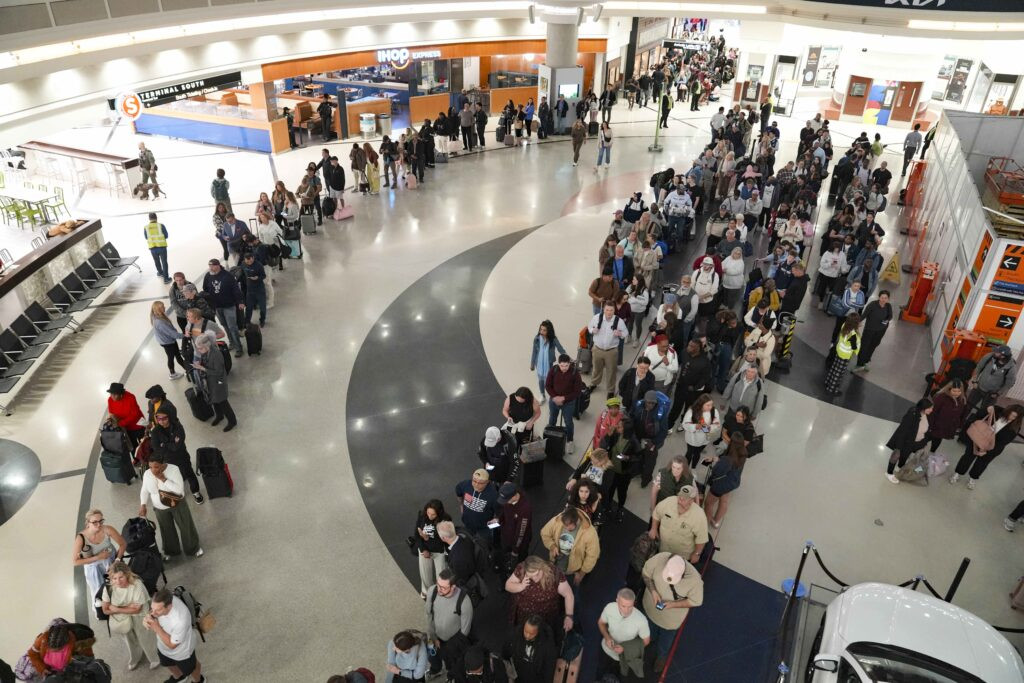 Trump to sign emergency order to pay TSA agents with no deal in Congress on shutdown