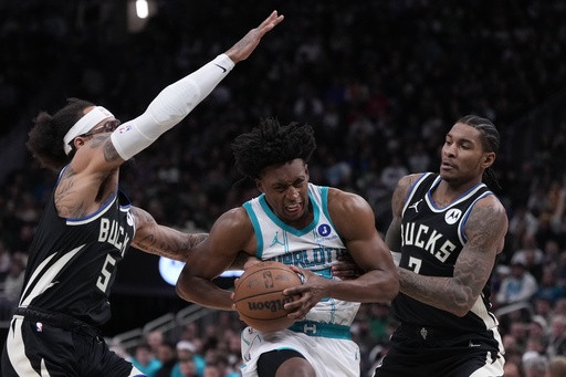 Antetokounmpo’s dunk in closing seconds gives Bucks 122-121 win over Hornets